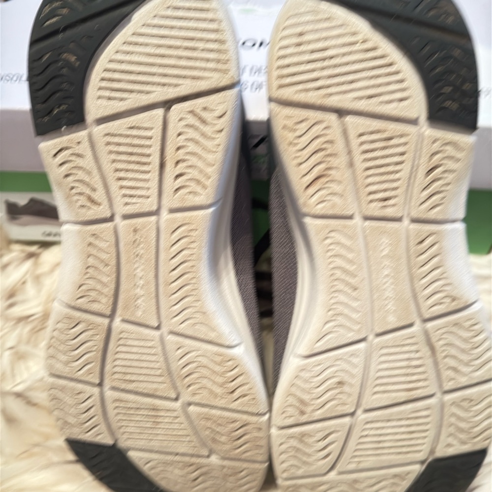 Sketchers Arch Comfort Men’s Size 10.5 Sneakers - Picture 3 of 7